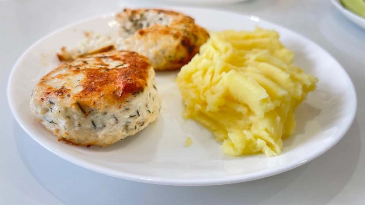 Хватит мучиться с сухим фаршем: добавьте всего щепотку этого продукта для получения идеальных котлет