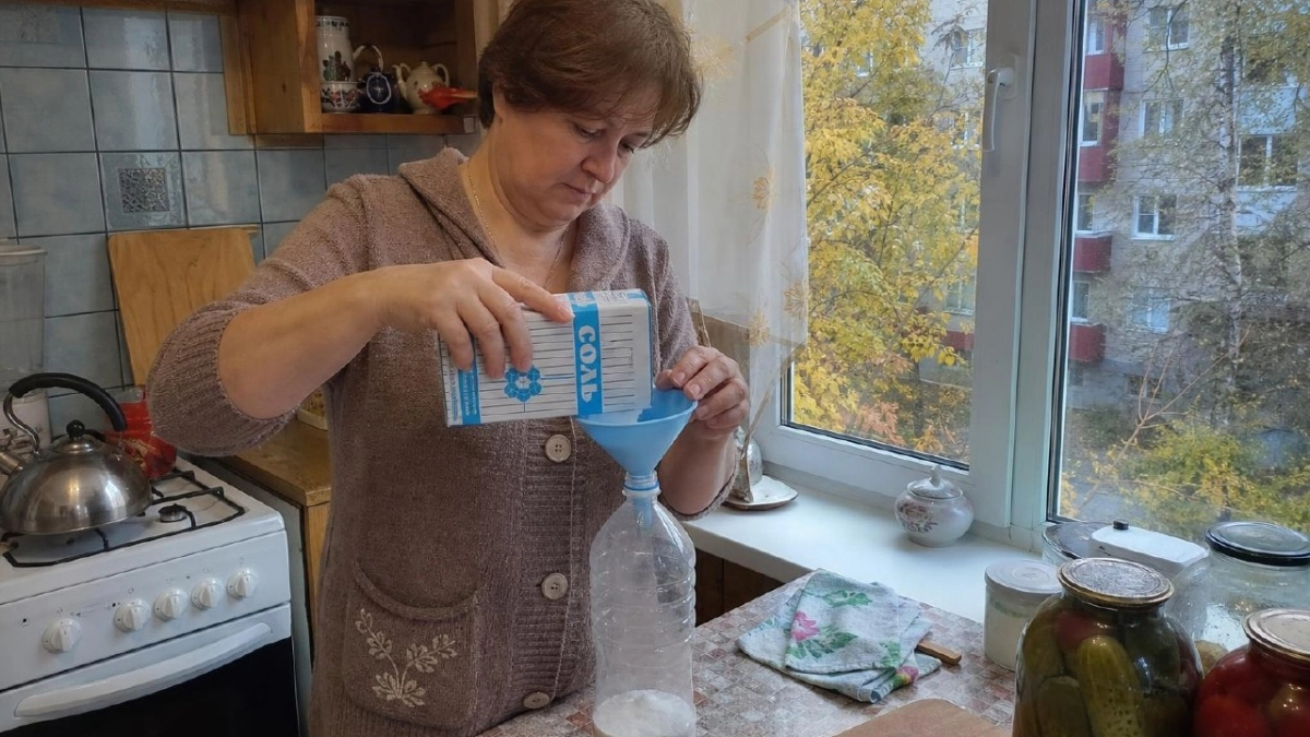 Хватит выбрасывать пластиковые бутылки: достаточно засыпать соль и получить 8 полезных приспособлений для дома
