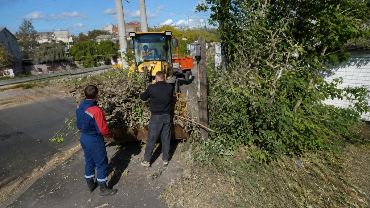 На субботнике в Курске с улиц Малых и Суворовского вывезли 40 кубов мусора