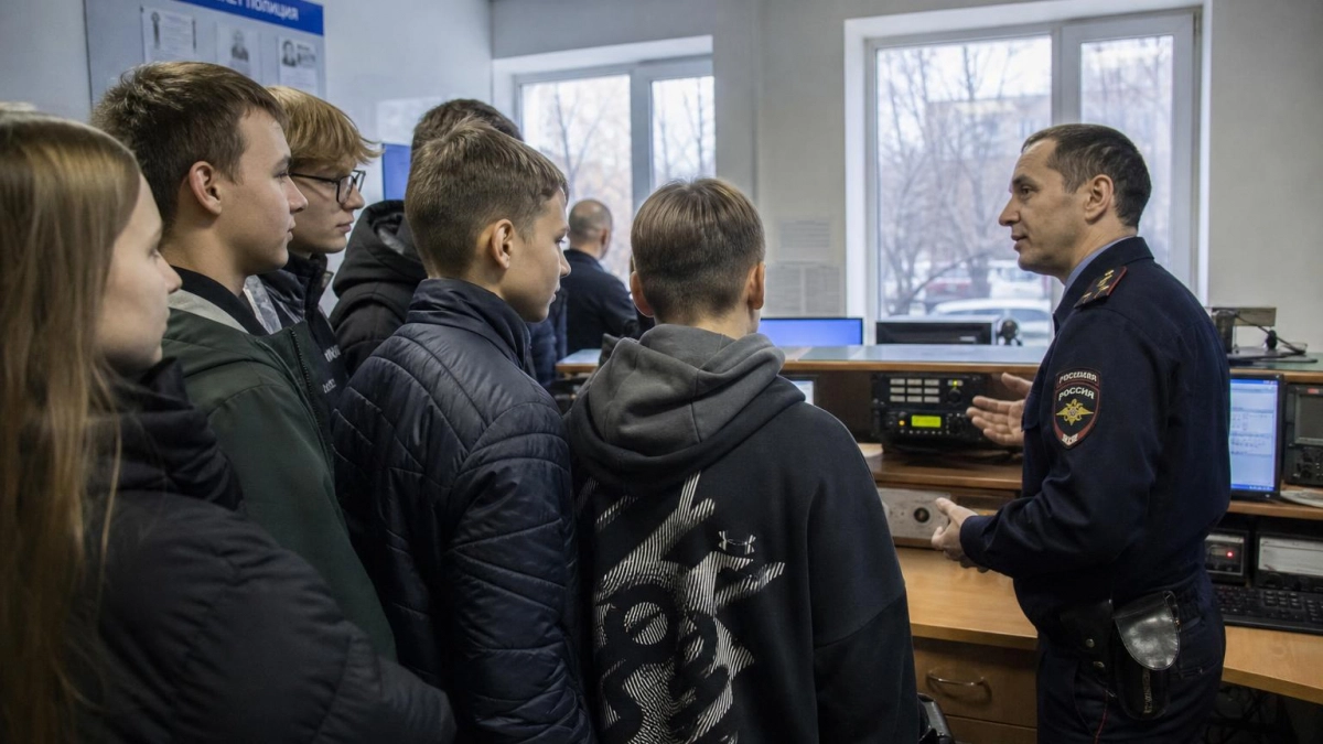 В Железногорске десятиклассникам показали работу полиции и дежурной части