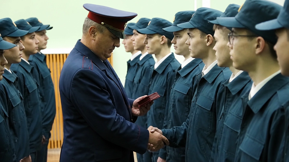В Курске 20 первокурсников УИС получили удостоверения кадетов на торжественной линейке