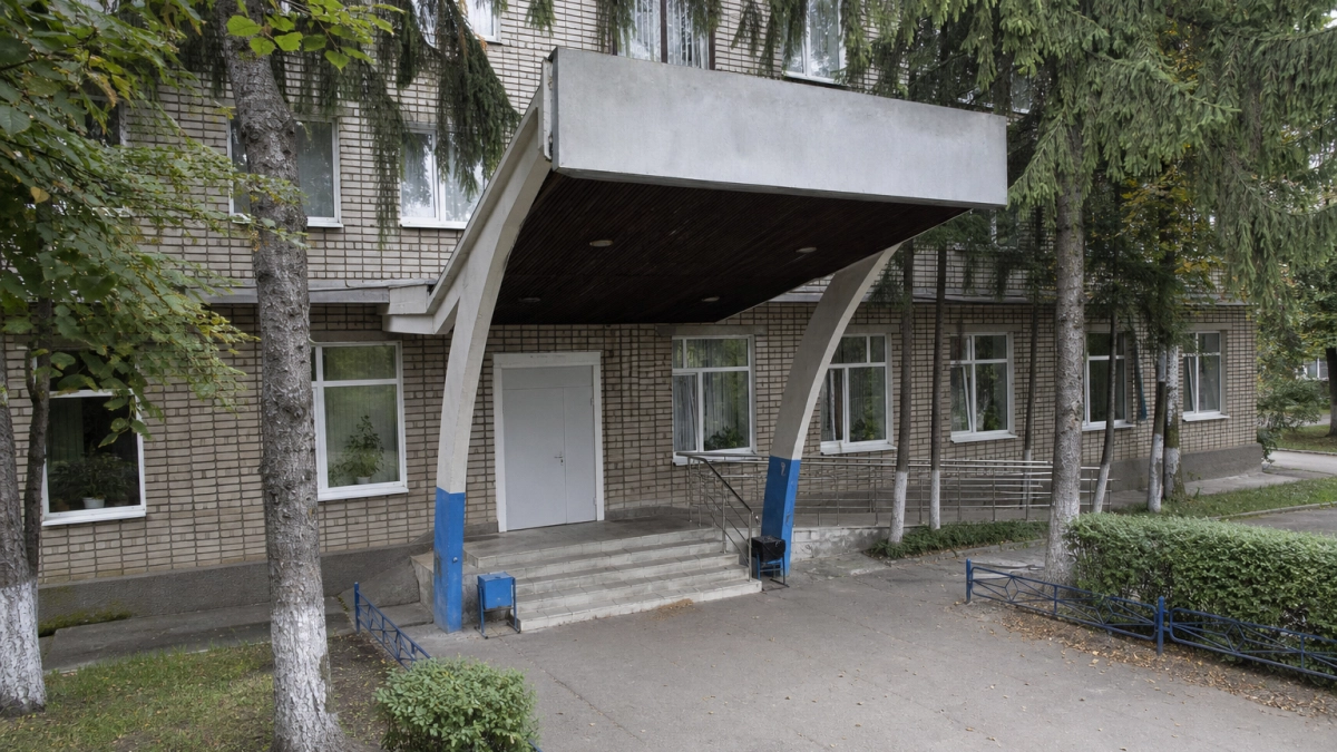 В стоматполиклинике Железногорска после прорыва трубы нечистоты затекли под линолеум