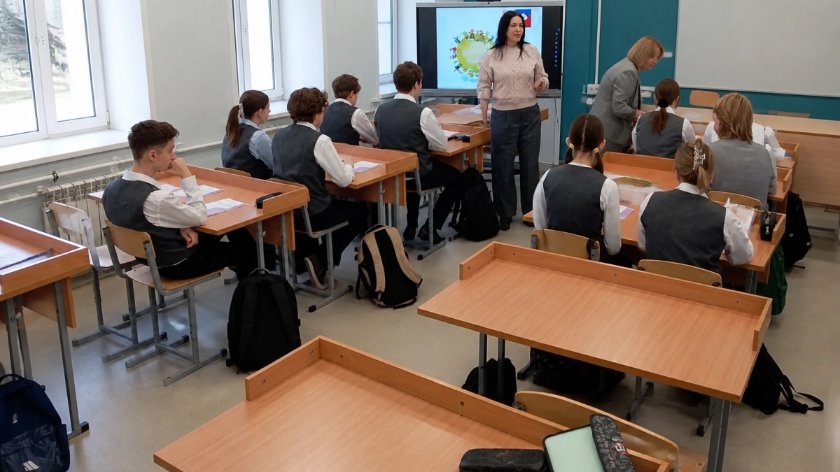 В школе №18 Курска прошёл урок о пенсии, СНИЛС и зарплате в конверте