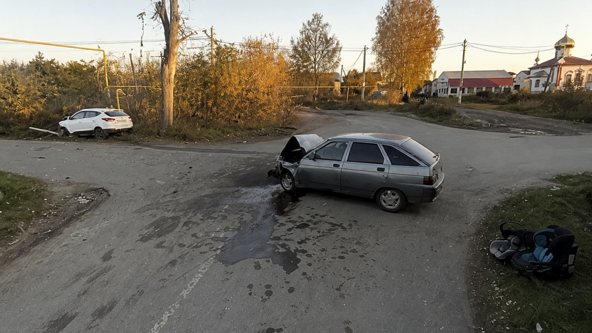 При столкновении ВАЗа и иномарки на перекрестке в Курске пострадали водитель и ребенок