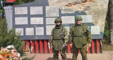 Спасатели МЧС восстановили поврежденный в ходе боев мемориал в Суджанском районе