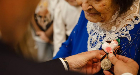 Хинштейн попросил 102-летних ветеранов дожить до парада Победы в Курске в 2025 году