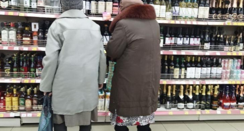 Пенсионерка избила знакомых кухонной лопаткой во время застолья