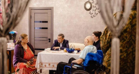 Хинштейн поздравил 101-летнего ветерана ВОВ и пообещал подарить гармонь