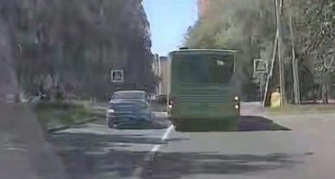 В Курске водитель чуть не сбил девушку на переходе — ГАИ начала проверку по вирусному видео