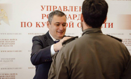 Хинштейн вручил росгвардейцам медали «За отвагу» и анонсировал строительство Кадетского корпуса