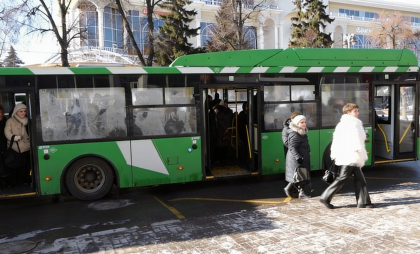 После жалоб пассажиров: в Курске маршрут №75 до онкоцентра передали новому перевозчику