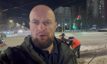 ЧП на Сумской: мэр Курска лично контролирует устранение засора канализации, пока дорогу спасают от гололеда