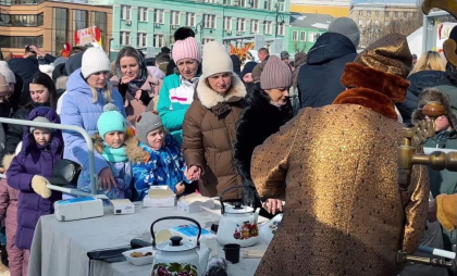 3000 блинов и самовар-гигант: в Курске 7,5 тысяч гостей сожгли Масленицу менее чем за минуту